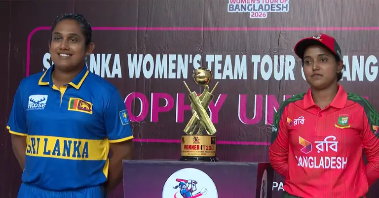 অধিনায়ক নিগার সুলতানা জ্যোতি ও অধিনায়ক চামারি আতাপাত্তু